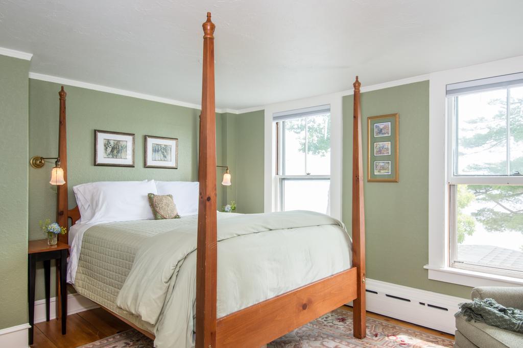 Lake House At Ferry Point Sanbornton Room photo