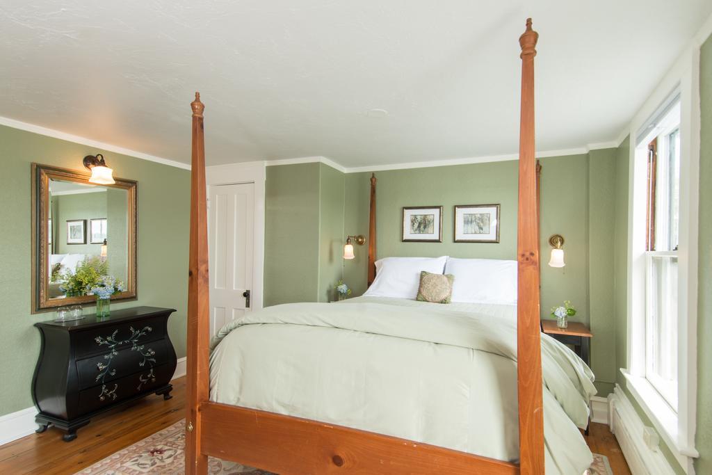 Lake House At Ferry Point Sanbornton Room photo