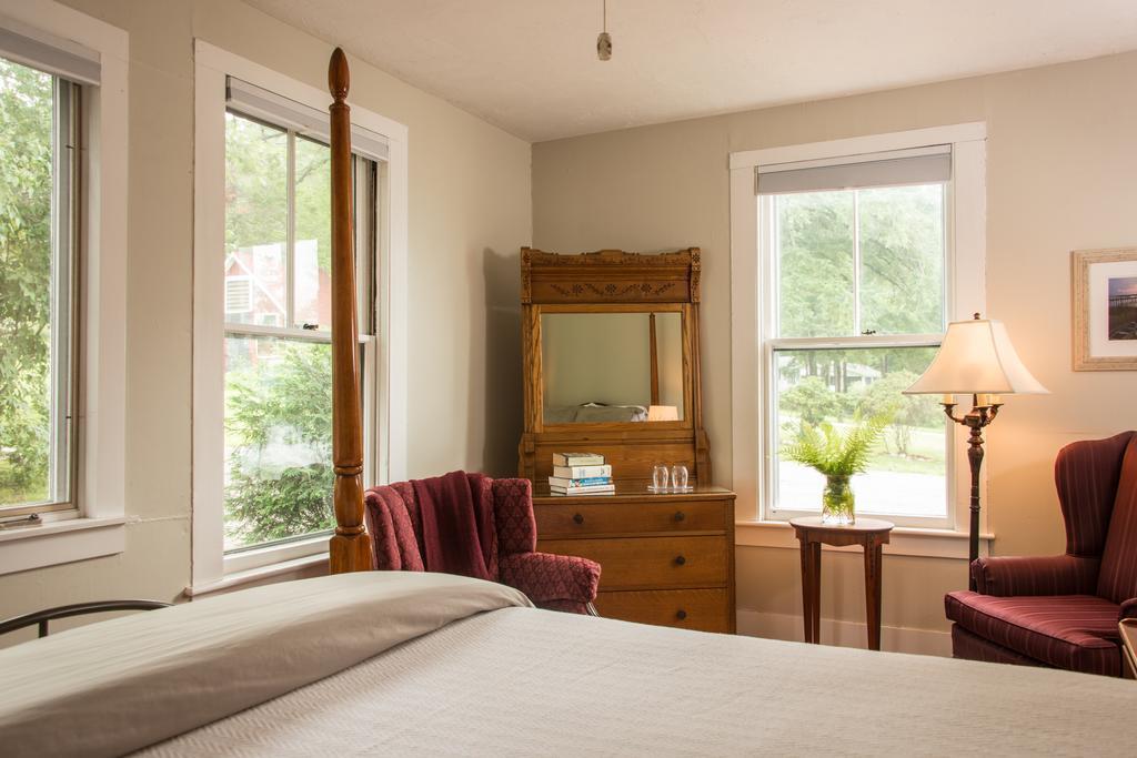 Lake House At Ferry Point Sanbornton Room photo