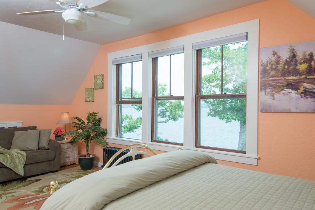 Lake House At Ferry Point Sanbornton Room photo