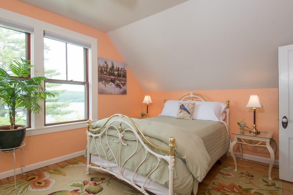 Lake House At Ferry Point Sanbornton Room photo