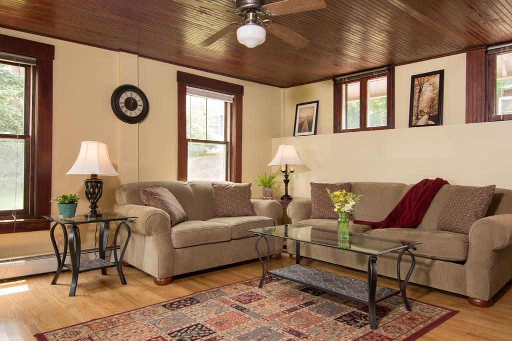Lake House At Ferry Point Sanbornton Room photo