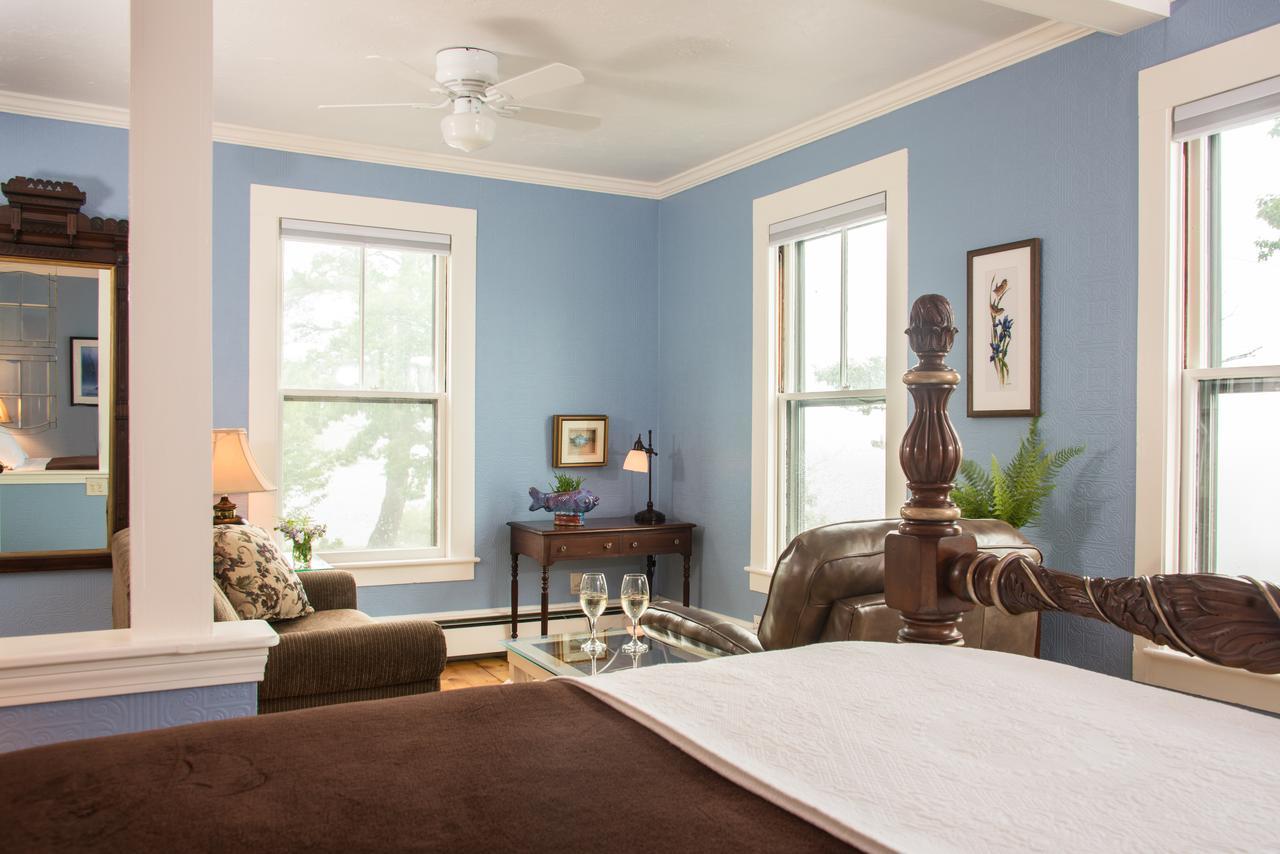 Lake House At Ferry Point Sanbornton Room photo
